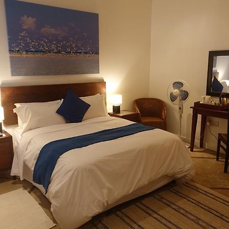 Alexanders Hotel ダル・エス・サラーム エクステリア 写真